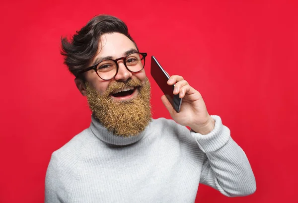 Férfi arany szakállal beszél telefonon — Stock Fotó