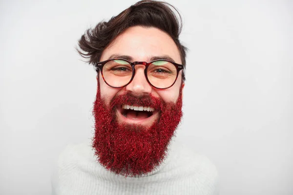 Hombre guapo alegre con barba roja — Foto de Stock