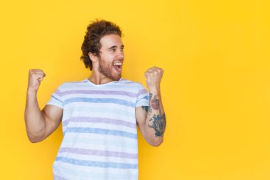 Neşeli adam kutluyor