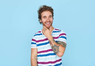 Neşeli adam sürtünme çene