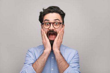 Şaşırmış gözlüklü adam