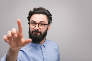 Yakışıklı adam hava dokunmadan