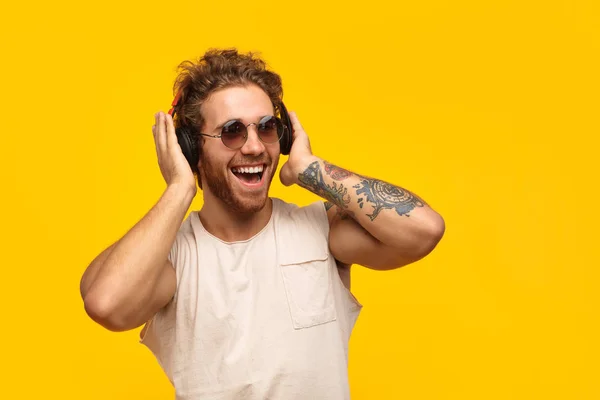 Hombre guapo escuchando música con auriculares —  Fotos de Stock