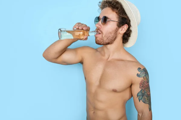 Homem bonito muscular relaxante com bebida — Fotografia de Stock