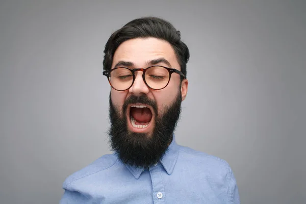 Homem barbudo em óculos bocejando — Fotografia de Stock