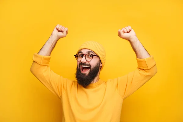 Mens in gele kleren gevoel gelukkig — Stockfoto