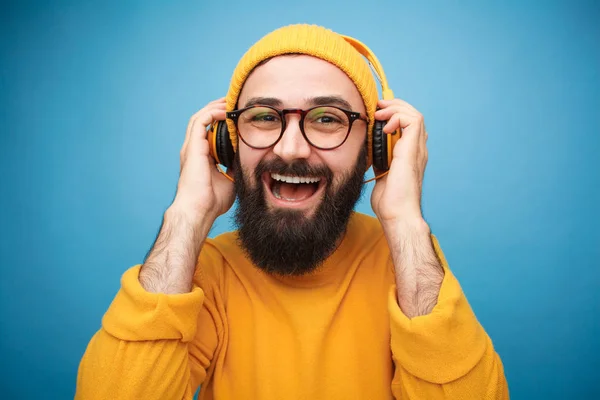 Веселий бородатий чоловік насолоджується музикою — стокове фото