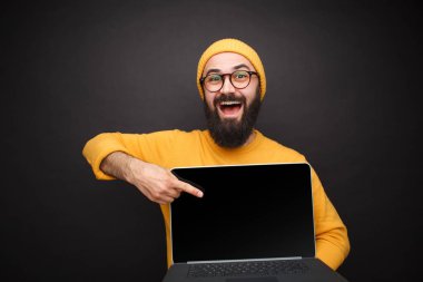 Gülümseyen adam laptop işaret