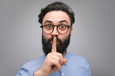 Sakallı adam sessizlik el hareketi