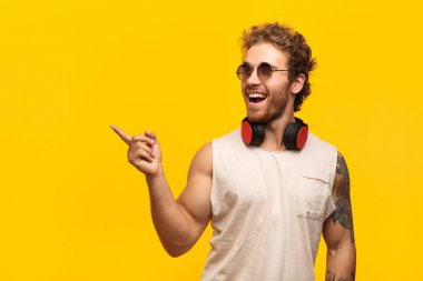 Heyecanlı hipster turuncu üzerinde poz