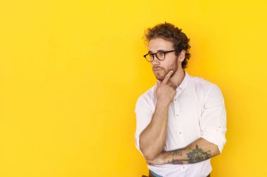 Portakal düşünceli genç adam