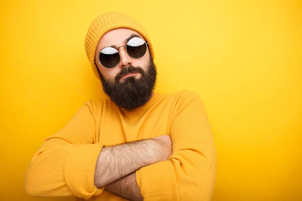 Cooler bärtiger Mann mit Sonnenbrille — Stockfoto