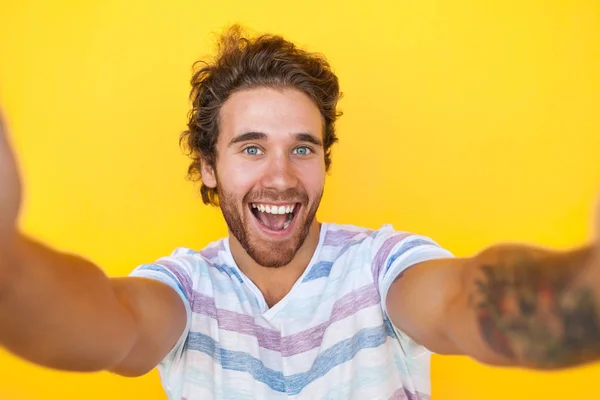 Eccitato uomo prendere selfie — Foto Stock