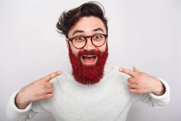 Усміхнений чоловік з кольоровою бородою на білому — стокове фото