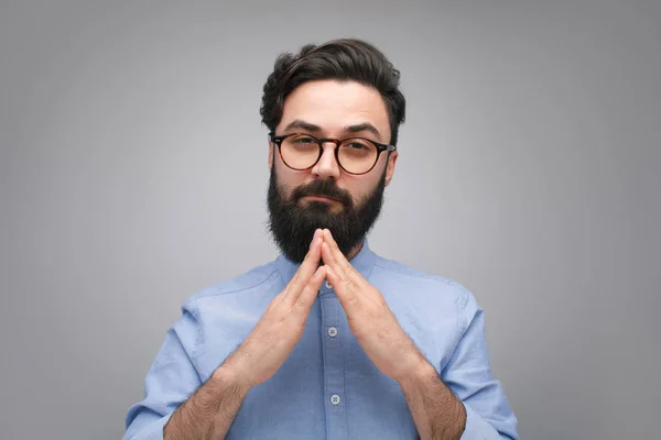 Självsäkra mannen med staplade händer — Stockfoto