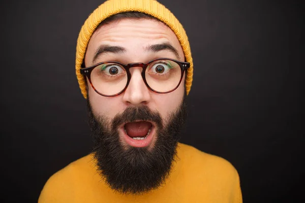 Amazed man in glasses and hat — Stock Photo, Image