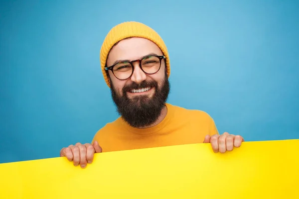 노란색 배너와 쾌활 한 남자 — 스톡 사진