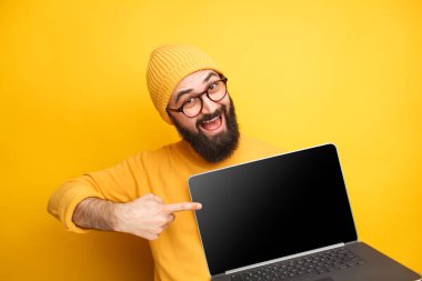 Neşeli adam laptop işaret