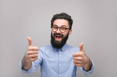 Başarılı mutlu hipster başparmak u gösterilen