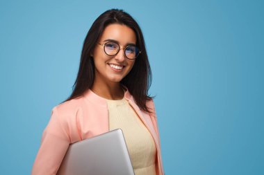 tablet ile gülümseyen kadın