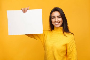 Parlak sarı boş kağıt ile kadında