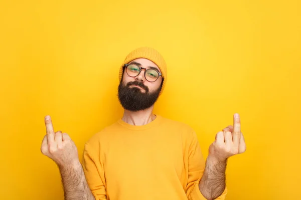Homem ignorante mostrando gesto obsceno — Fotografia de Stock