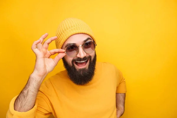 Parlak hipster adam trendy güneş gözlüğü — Stok fotoğraf