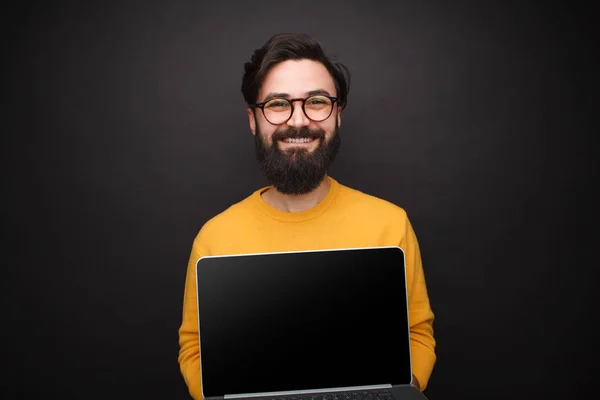 Ember mosolyogva és a gazdaság laptop — Stock Fotó