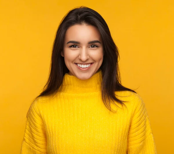 Charmante jonge model in gele trui — Stockfoto