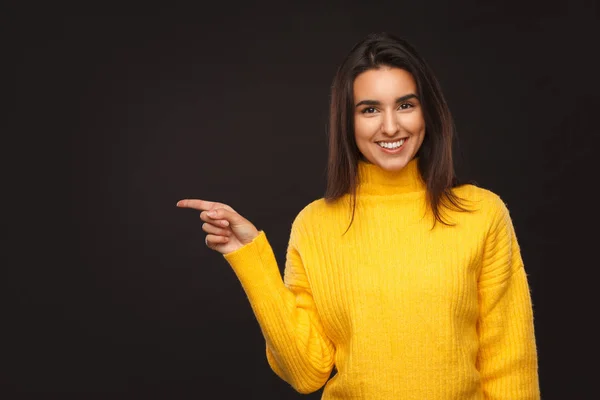 Elegante femmina che punta via sul nero — Foto Stock