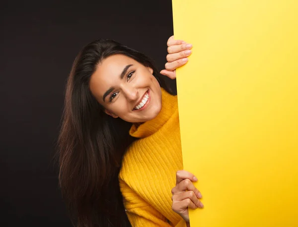 Wonderful girl showing yellow banner — Stock Photo, Image