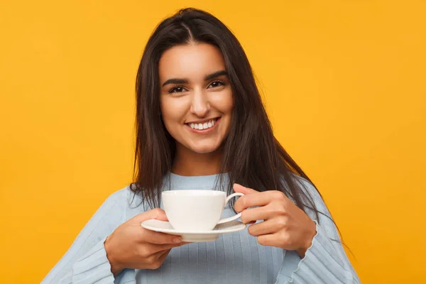 Donna sorridente con coppa — Foto Stock