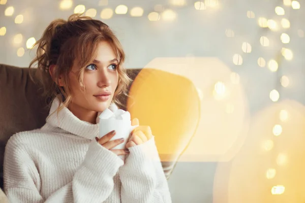 Chica encantadora disfrutando del café en la mañana —  Fotos de Stock