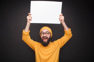 Boş kağıt ile heyecanlı adam