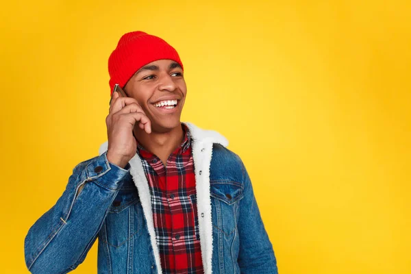 Hombre de contenido elegante hablando por teléfono —  Fotos de Stock