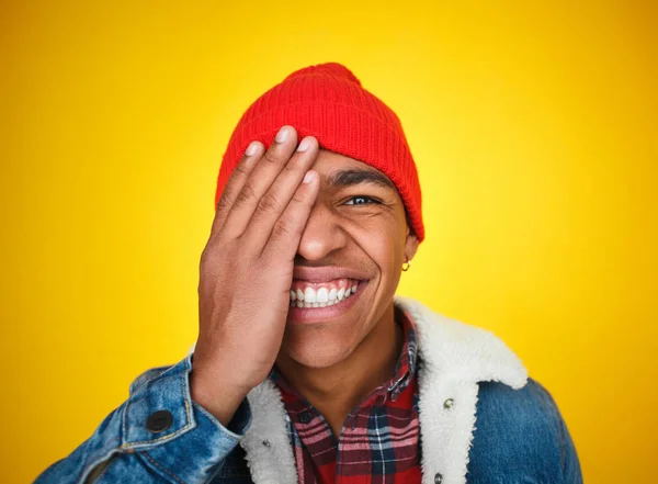 Brincalhão cara cobrindo olho e rindo — Fotografia de Stock