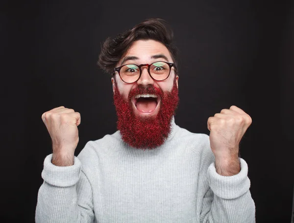Emocionado homem da moda com barba brilhante — Fotografia de Stock