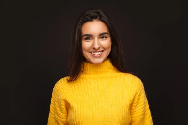 Menina bonita alegre em suéter — Fotografia de Stock