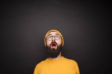 Şok hipster siyah ararken