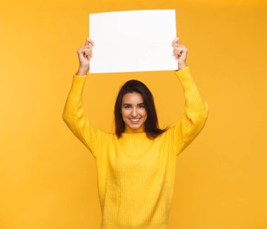 Çekici kız sarı boş afiş