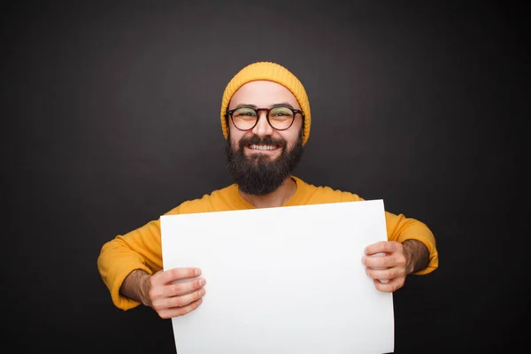 Vrolijke knappe hipster met schone papier — Stockfoto