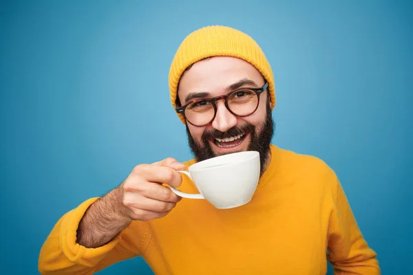 Conteúdo colorido homem bebendo café — Fotografia de Stock