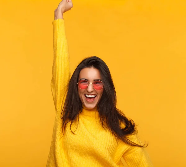 Menina hipster alegre em amarelo — Fotografia de Stock