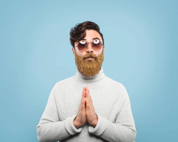 Homem criativo com barba brilhante orando — Fotografia de Stock