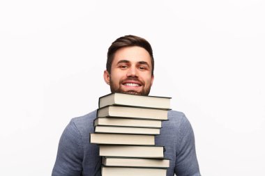 Kitap yığını ile zeki öğrenci
