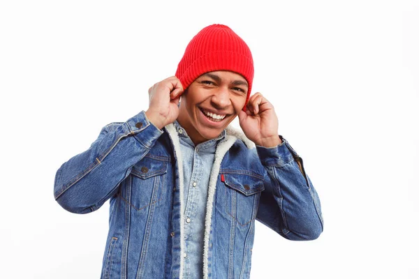 Sorrindo homem hipster preto no branco — Fotografia de Stock