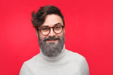 Renkli sakallı heyecanlı adam