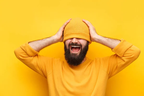 Parlak hipster adam sarı — Stok fotoğraf
