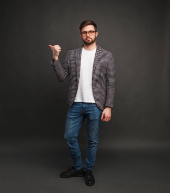 Trendy ciddi adam uzağa işaret