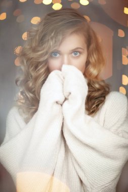 İhale kız beyaz kazak sarılma